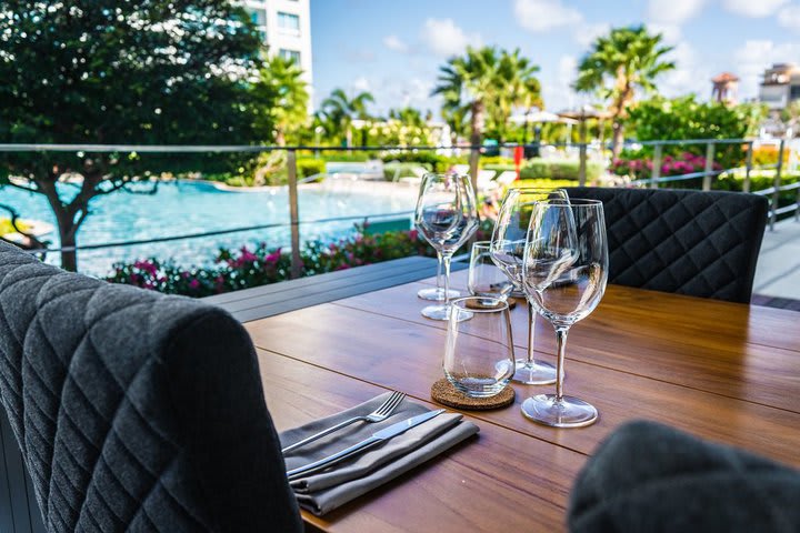 Mesa en la terraza del restaurante Senses Fine Dinning