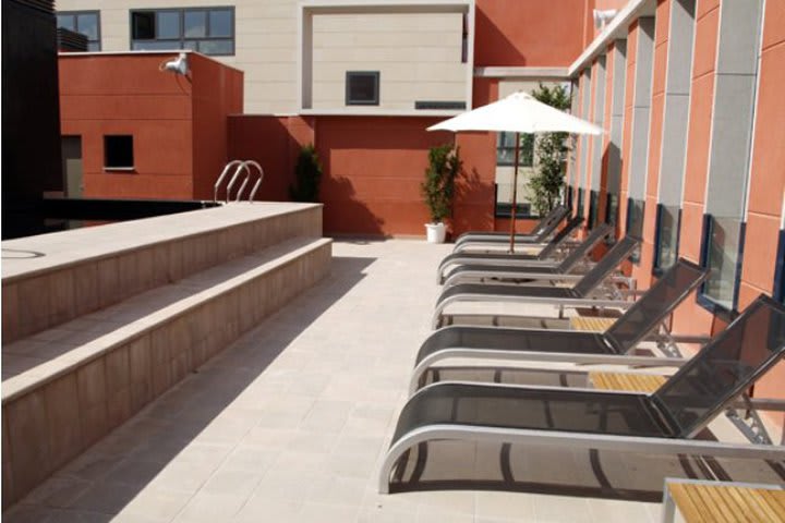 Disfruta de los días soleados en la terraza del Eco Alcalá Suites, hotel en Madrid