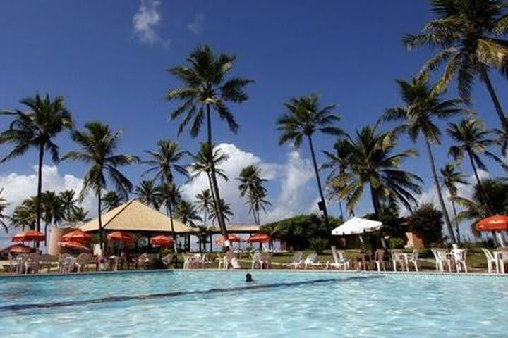 Alberca del hotel Costa dos Coqueiros en la playa de Imbassaí en Bahía