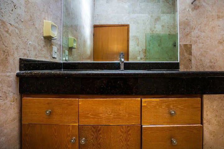 Detalle del baño de una habitación