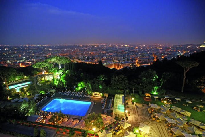 El hotel Rome Cavalieri ofrece vista panorámica a la ciudad