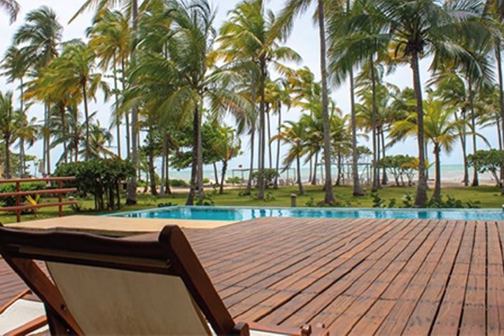 Camas de playa plegables en la piscina