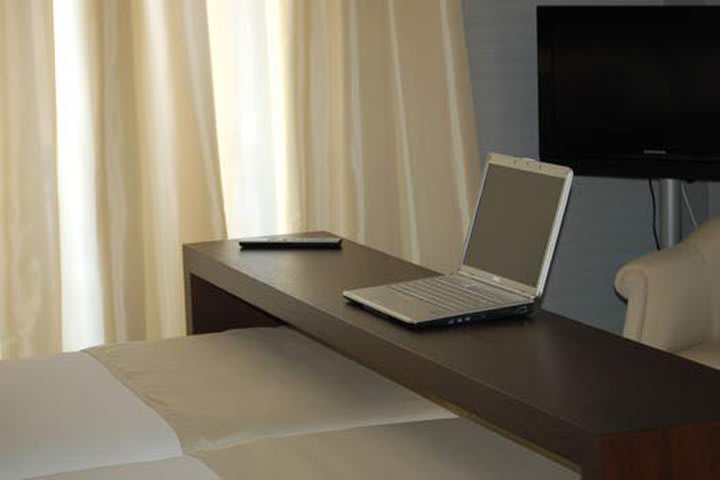 Las habitaciones en Internacional Cool Local Hotel en Barcelona cuentan con laptops