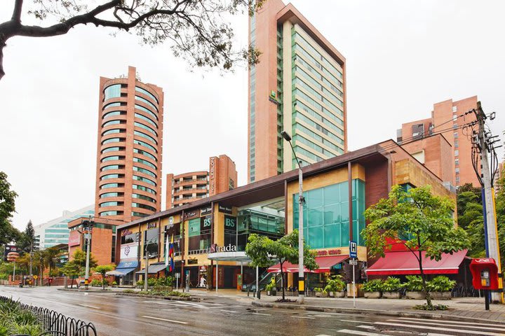 El hotel se encuentra dentro del Centro Comercial La Strada de Medellín