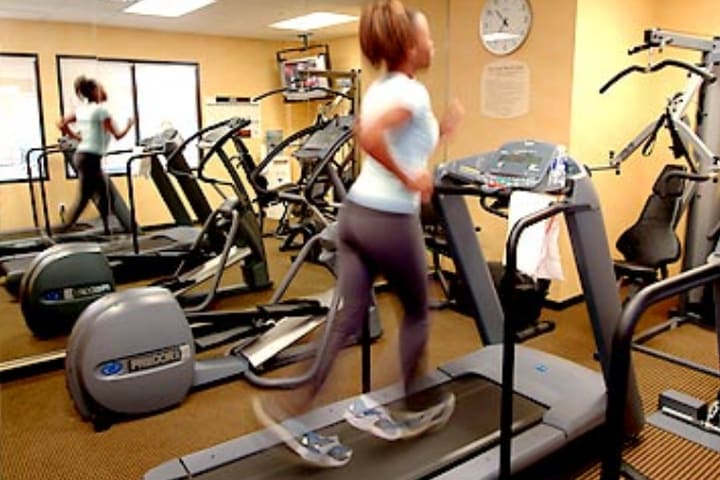 Gimnasio en el Residence Inn Toronto Airport