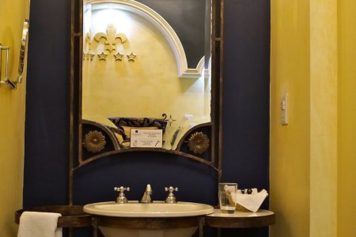 Baño de huéspedes