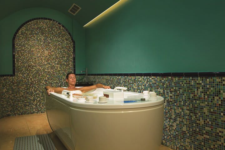 Spa with a thalassotherapy area