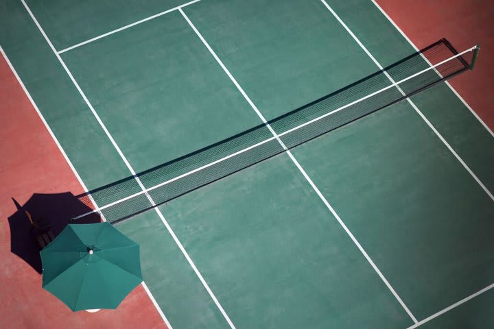 La propiedad cuenta con cancha de tenis