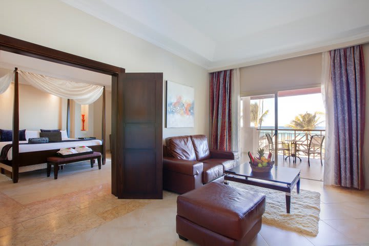 Elegance Club suite with outdoor Jacuzzi ocean view