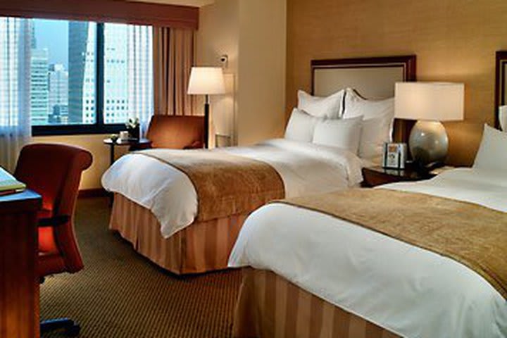 Standard guest room at the San Francisco Marriott Marquis hotel