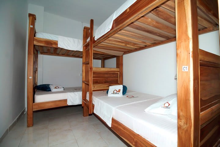 Cama individual en dormitorio compartido mixto de 4 camas