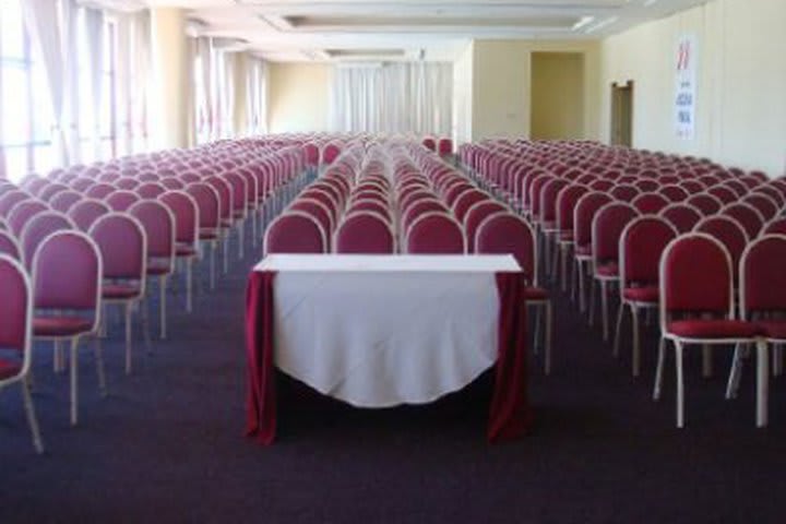 Golden Beach Flats has meeting rooms for up to 600 guests