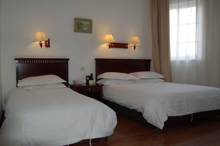 Guest room with one double and one single bed at the Lakeside Holiday Inn Shanghai