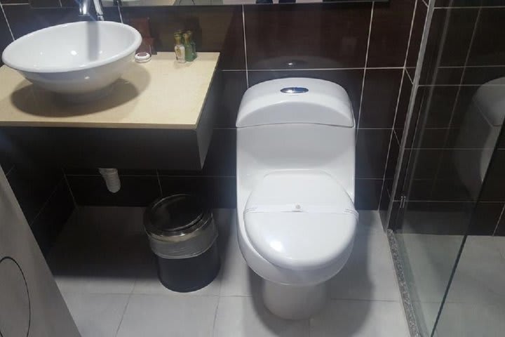 Baño de huéspedes con ducha