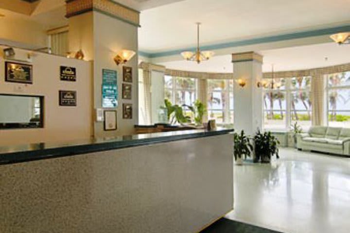 Recepción del hotel Days Inn North Beach en Miami Beach