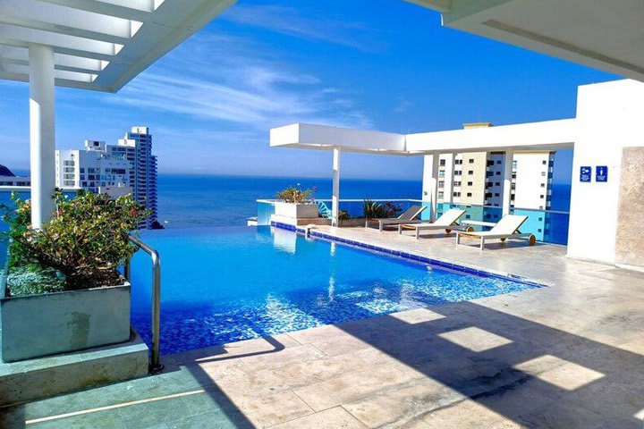 Piscina con vista al mar