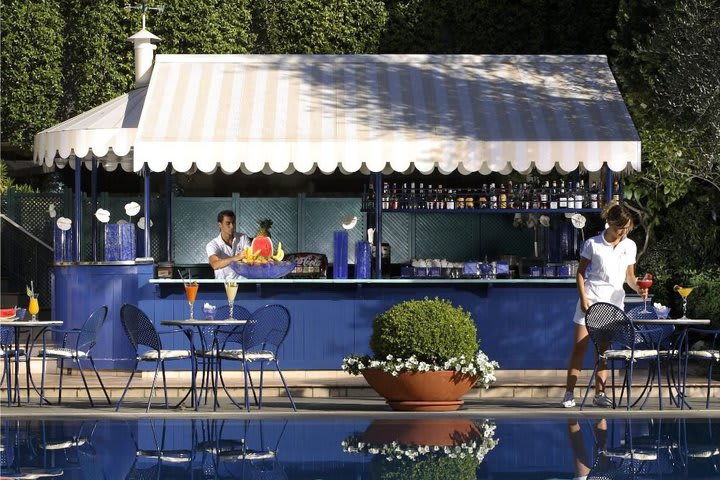 Bar junto a la alberca del hotel Rome Cavalieri