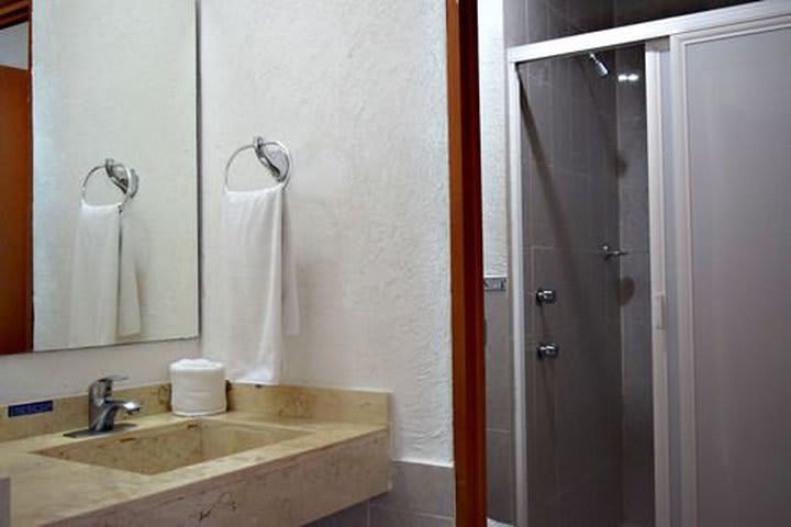 Baño privado con ducha de una de las habitaciones estándar doble, cuenta con secadora para cabello