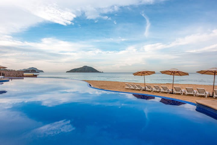 La piscina tiene vista al mar