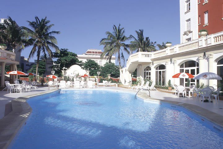 Piscina exterior y solárium