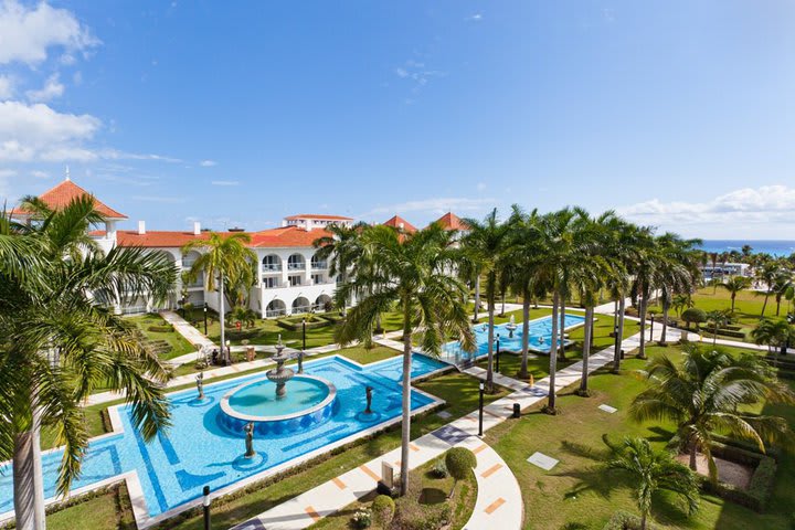 El hotel está frente a la playa en Playacar