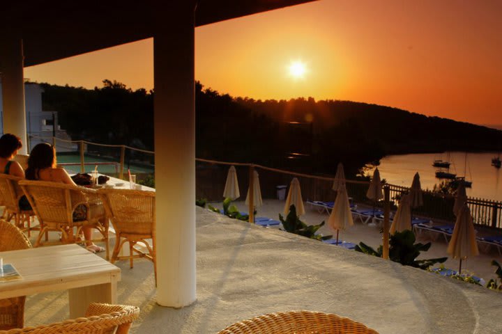 Área de descanso con vista al mar en el Hotel Presidente Ibiza