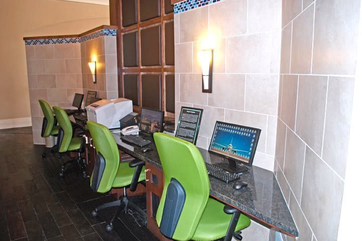 Las instalaciones del Hilton Grand Vacations  at SeaWorld incluyen un centro de negocios