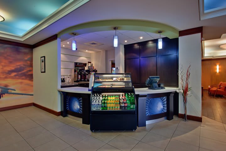 Hotel Indigo Toronto Airport has a convenience store