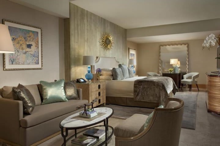 Royal Suite Ocean Court - 2 Single Beds & 1 Single Sofa Bed OR 1 King Bed & 1 Single Sofa Bed