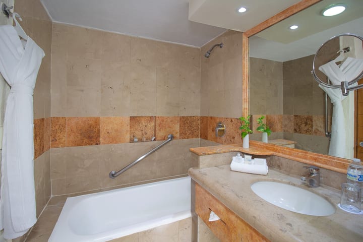 Private bathroom of a standard doublé guest room