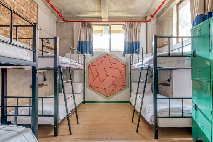 Dormitorio con seis camas