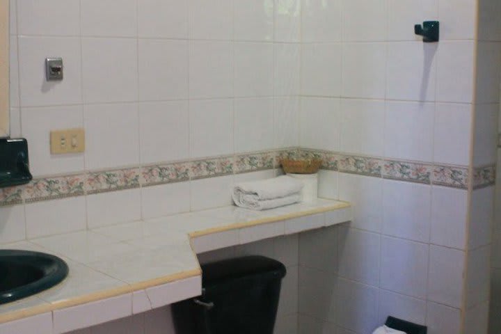 Baño de una habitación del hotel Cabañas María del Mar