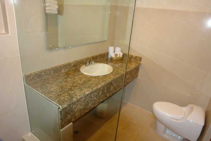 Baño de una habitación en el Hotel Valle del Río en Boquete, Panamá