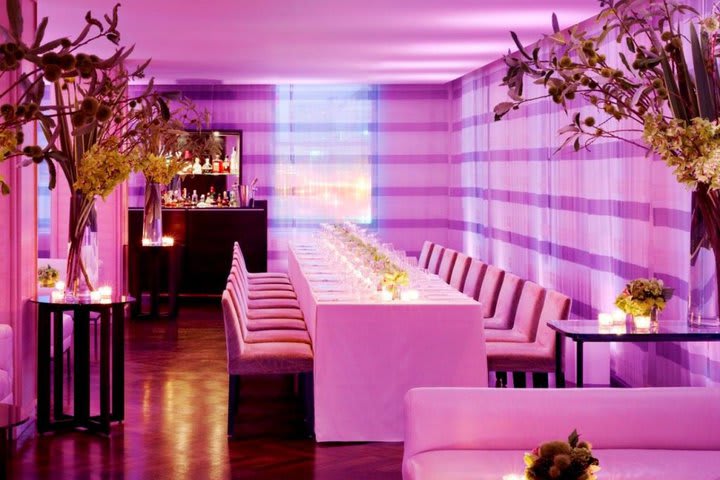 Evento temático decorado en tono magenta en el St Regis San Francisco