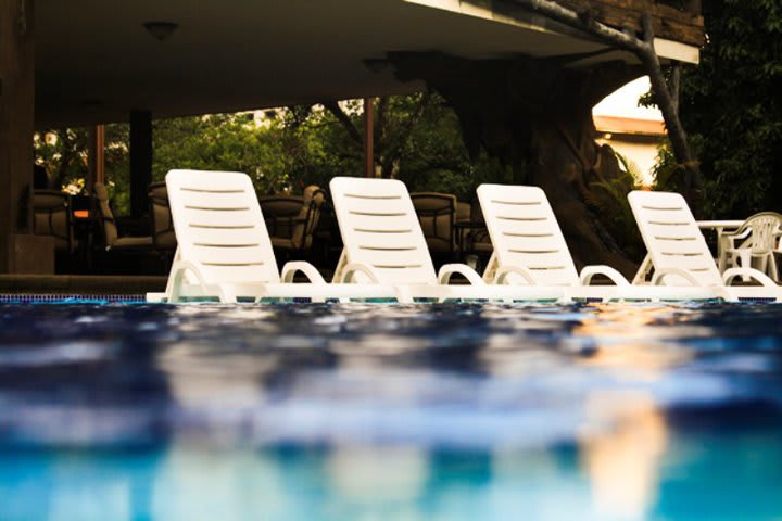 Sun loungers by the pool at Hotel Expo Centro Zona Libre in Colon