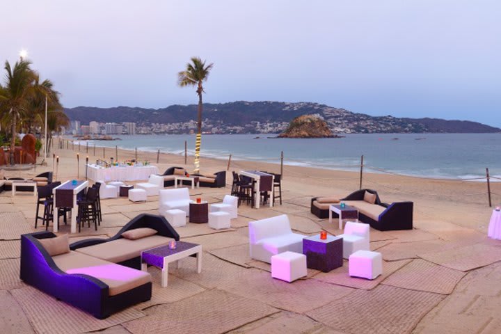 El hotel organiza eventos frente a la playa