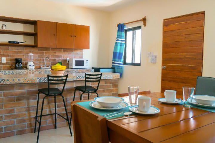 Comedor y cocina de un Apartamento king con terraza