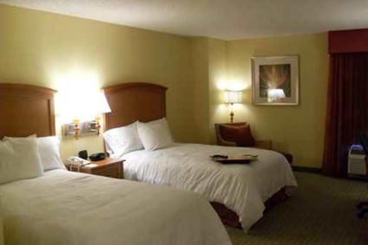 Guest rooms with wireless internet at the Hampton Inn Tropicana