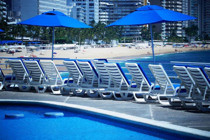 Camas de playa en la piscina