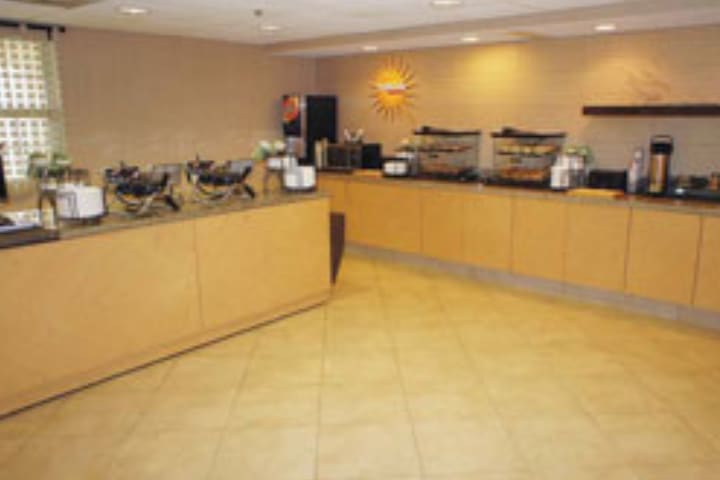 La Quinta Inn San Francisco Airport North tiene un salón de desayunos