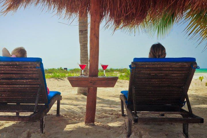 Toma una bebida mientras disfrutas de la vista al mar en el hotel Villas Delfines