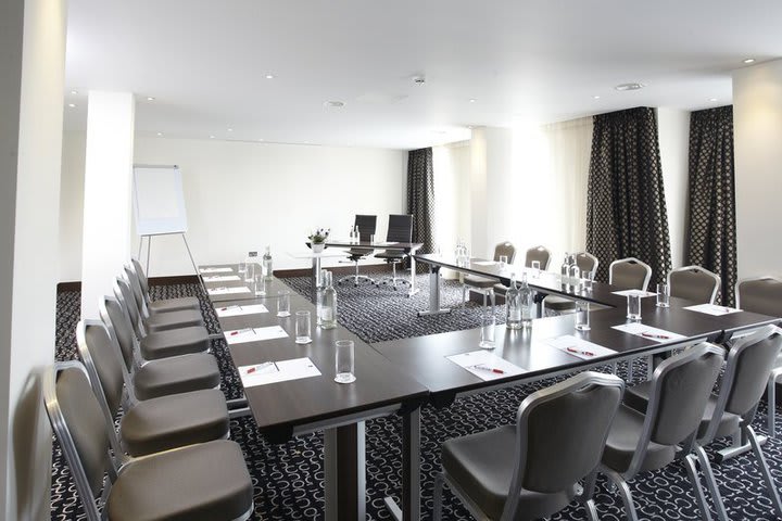 El hotel Best Western Plus Park Grand  Heathrow en Hounslow tiene tres salones de eventos