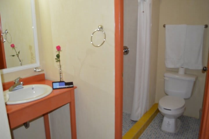 Baño de una habitación en el Hotel Azulejos en San Cristobal