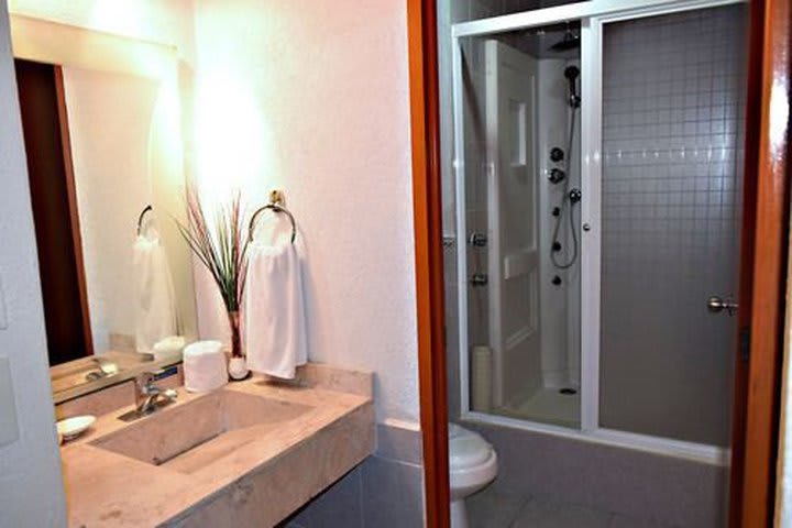 Baño privado con ducha, cuenta con secadora para el cabello