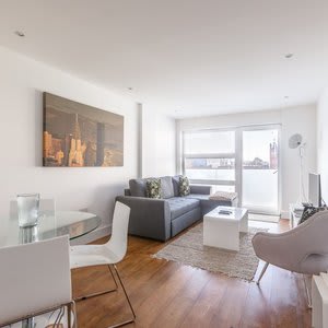 Luxury 2-bed Flat, Parking and Close to the Tube