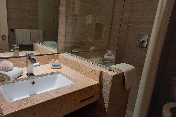 Baño de huéspedes