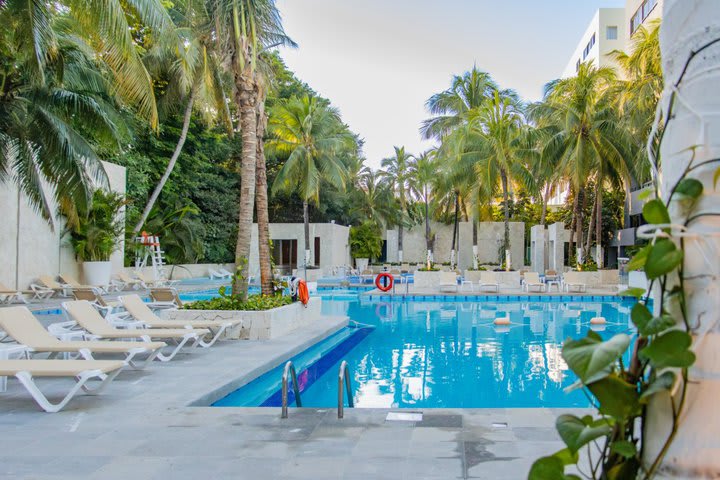 Camas de playa plegables en la piscina