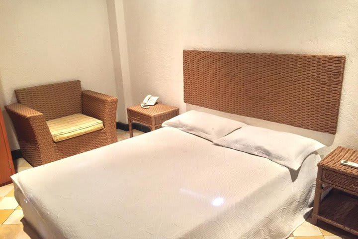 Habitación con una cama matrimonial