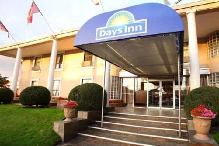 Entrada al hotel Days Inn - Vancouver Metro