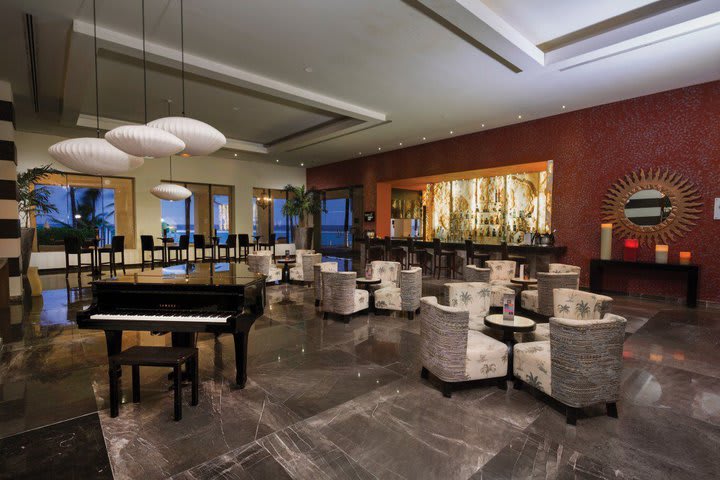 Starboard Lobby Bar